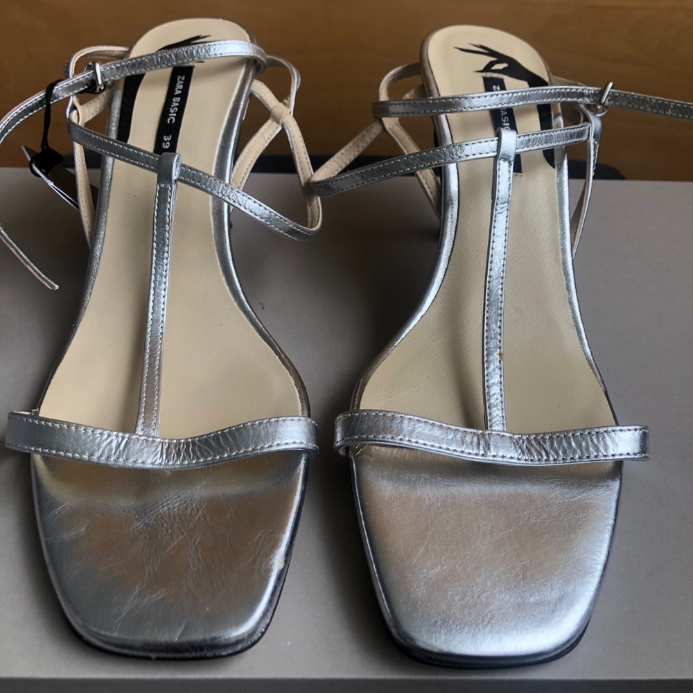 Metallic t-strap sandals. - Picture 6 of 8